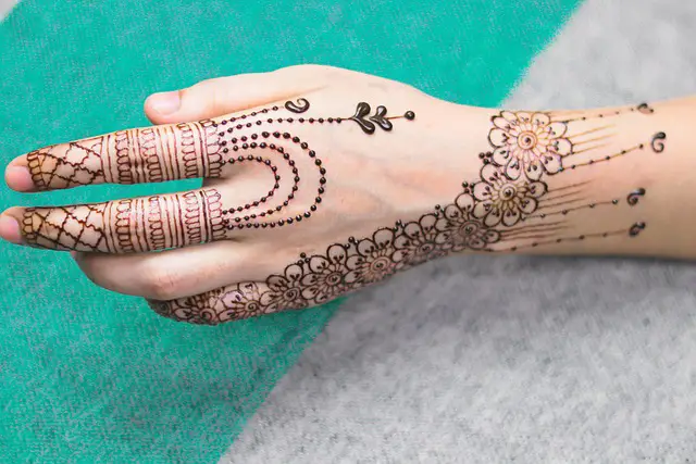 Henna Pernikahan Simpel Cantik