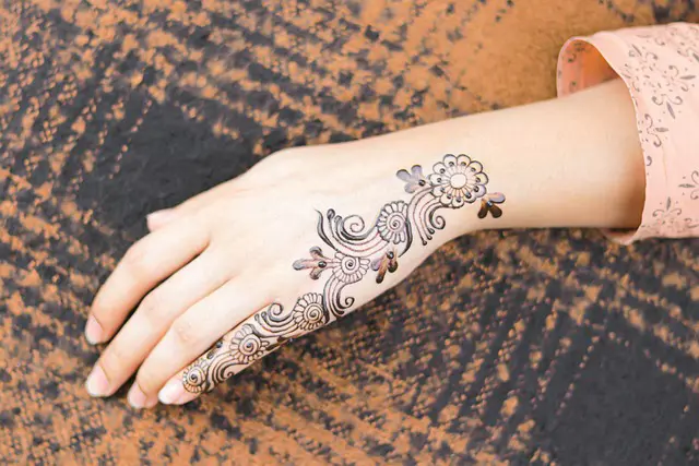 Henna Pernikahan Simpel Elegan