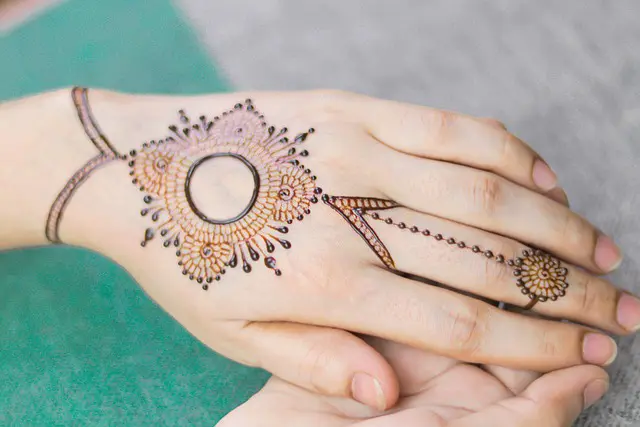 Henna Pernikahan Simple Elegan