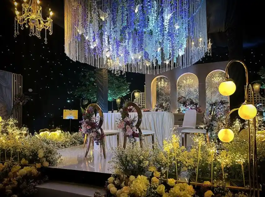 dekorasi pernikahan ballroom full lampion di gedung