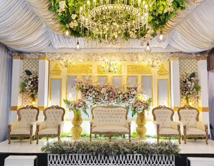 dekorasi pernikahan warna gold